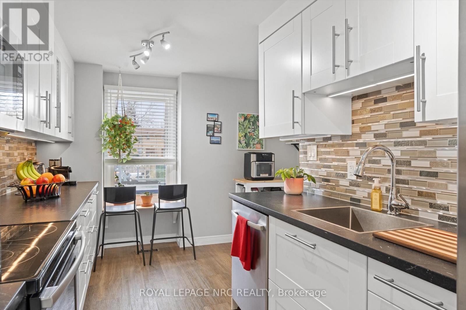 18 - 242 Lakeport Road, St. Catharines (Lakeport), ON - Indoor Photo Showing Kitchen With Double Sink With Upgraded Kitchen