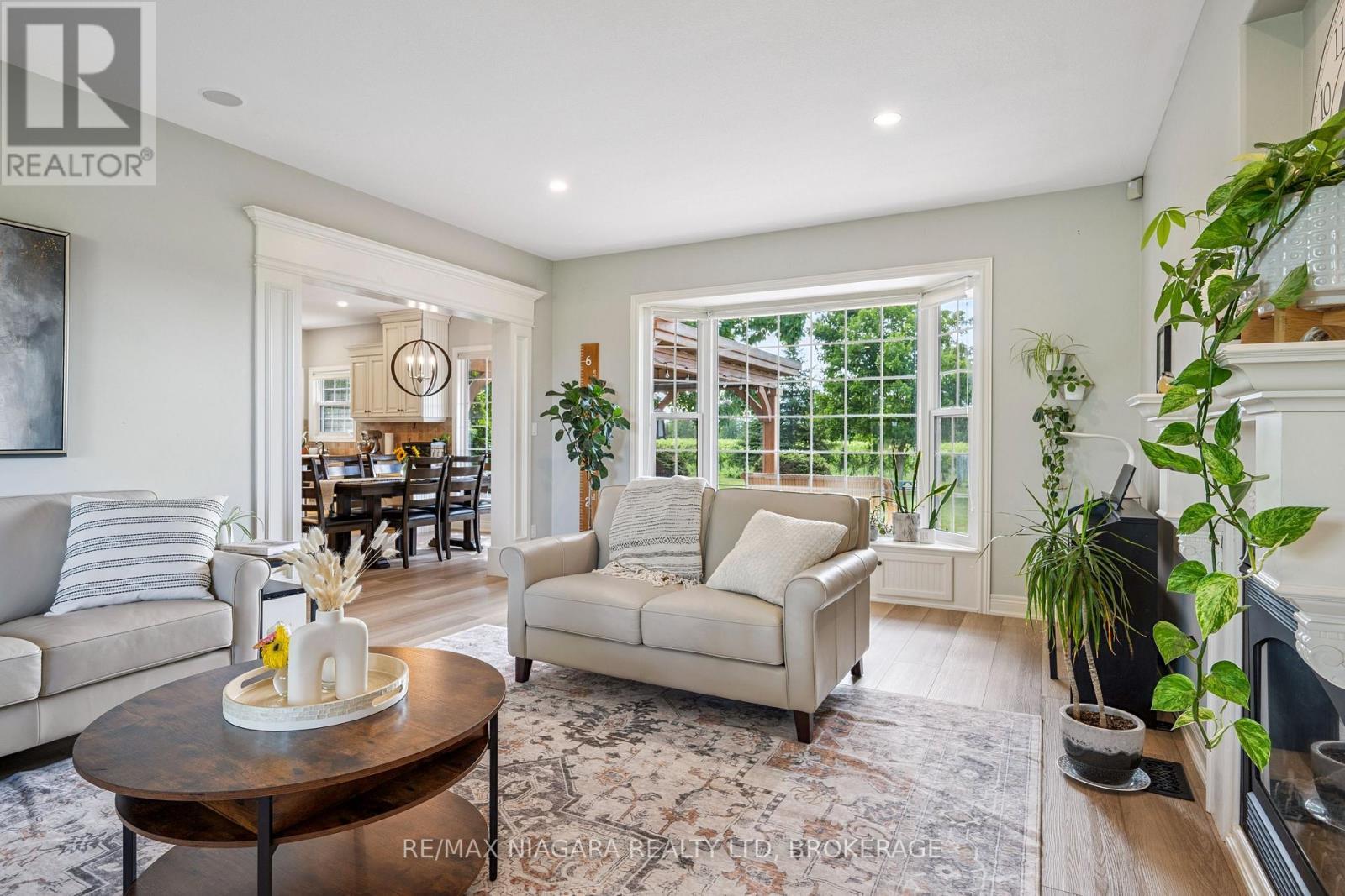 2231 Seventh Street, St. Catharines (Rural Fourth), ON - Indoor Photo Showing Living Room