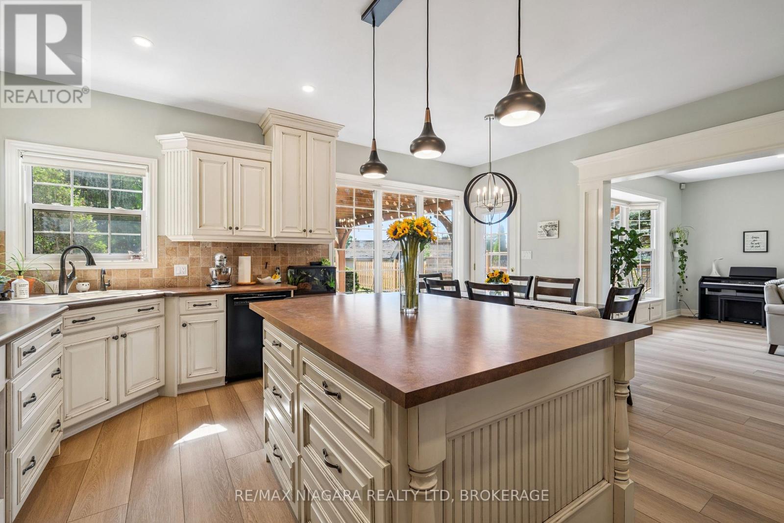 Large island, great for cooking and baking - 2231 Seventh Street, St. Catharines (Rural Fourth), ON - Indoor Photo Showing Kitchen