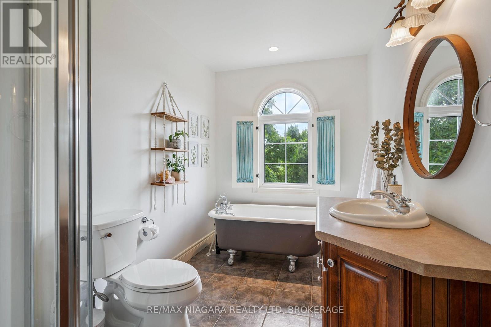 Shared bathroom w/clawfoot tub and separate shower - 2231 Seventh Street, St. Catharines (Rural Fourth), ON - Indoor Photo Showing Bathroom