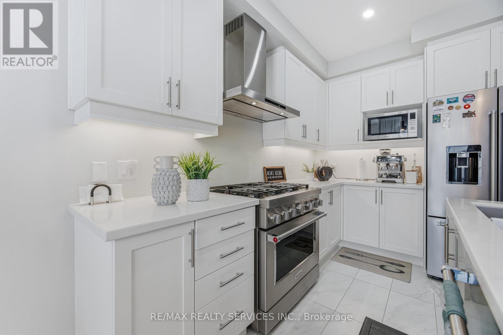 356 Clockwork Drive, Brampton, ON - Indoor Photo Showing Kitchen With Upgraded Kitchen