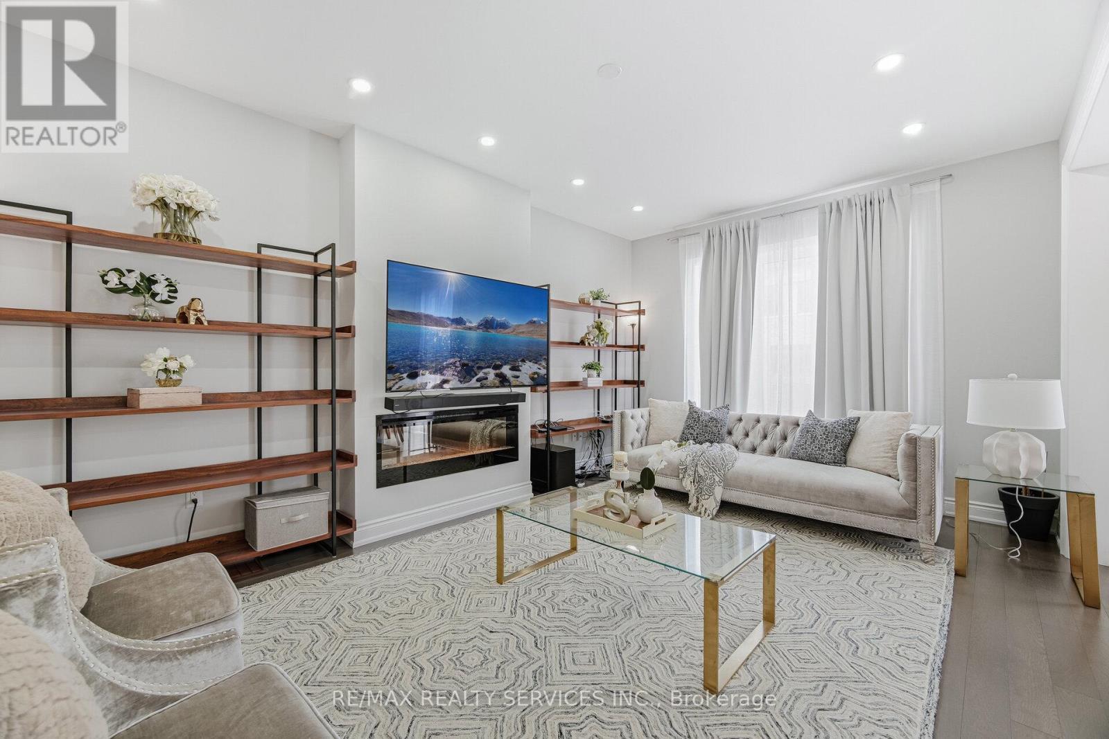 356 Clockwork Drive, Brampton, ON - Indoor Photo Showing Living Room