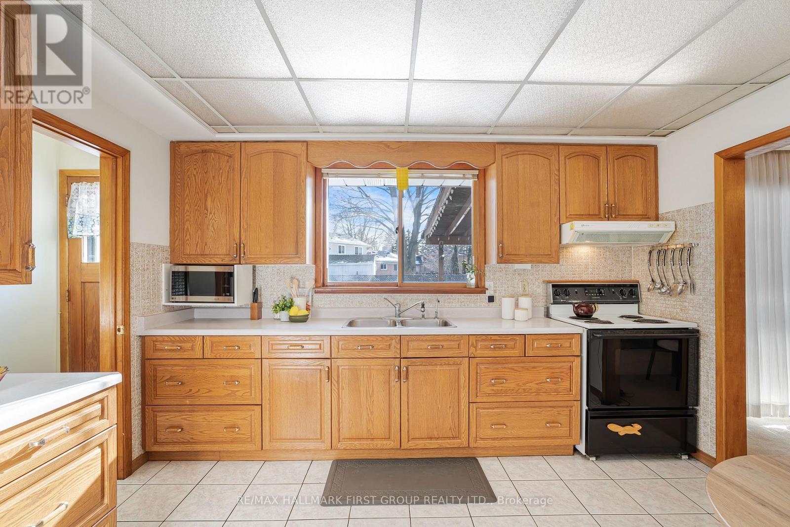 2354 Cliff Road, Mississauga, ON - Indoor Photo Showing Kitchen With Double Sink