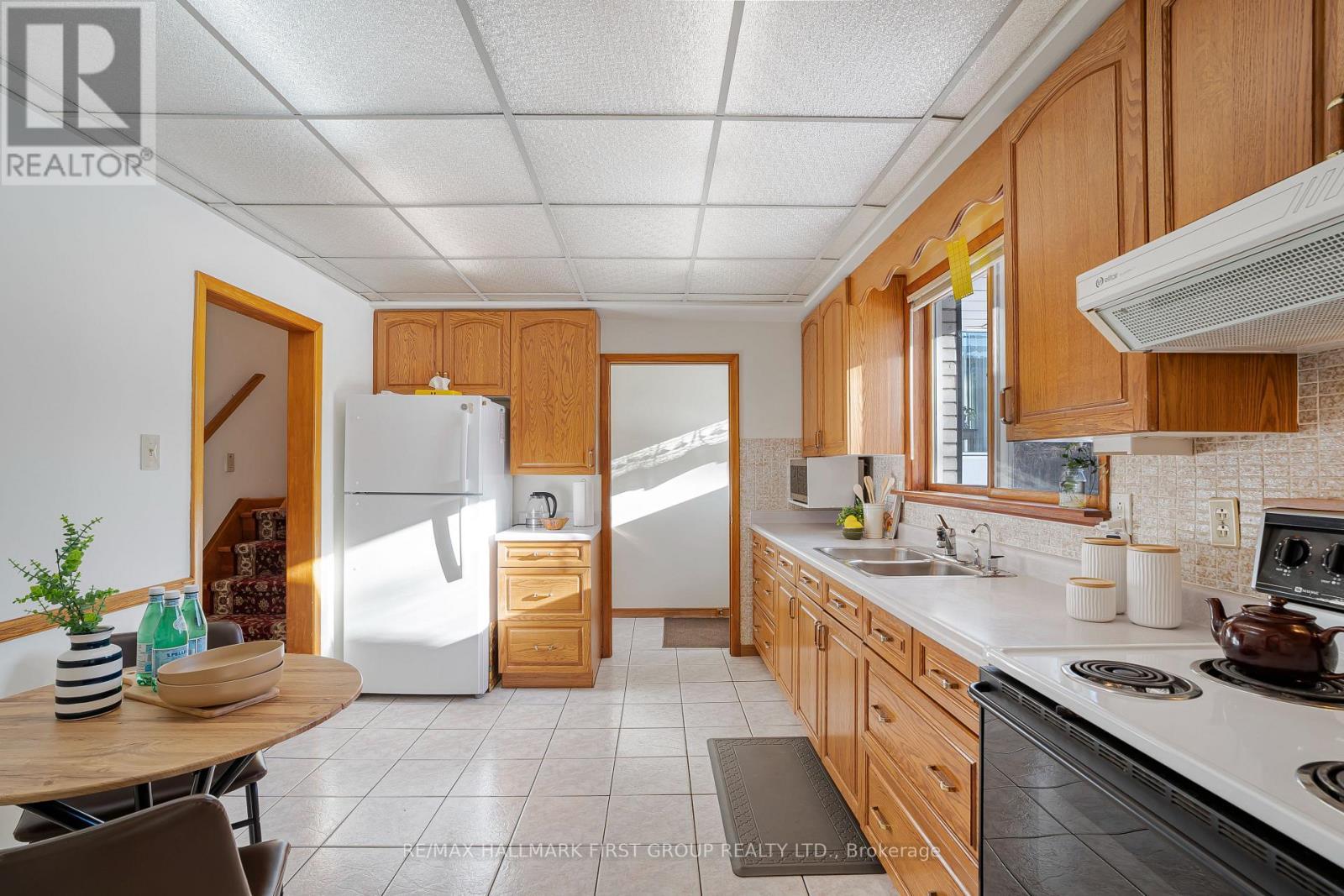 2354 Cliff Road, Mississauga, ON - Indoor Photo Showing Kitchen With Double Sink