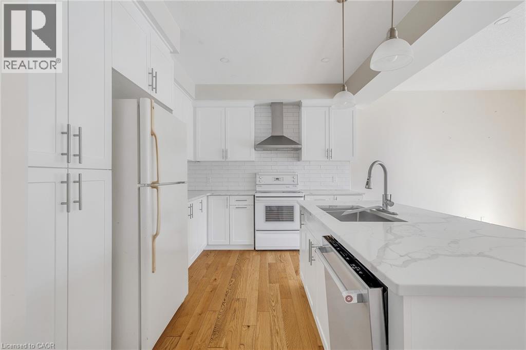 47 Pondcliffe Drive, Kitchener, ON - Indoor Photo Showing Kitchen