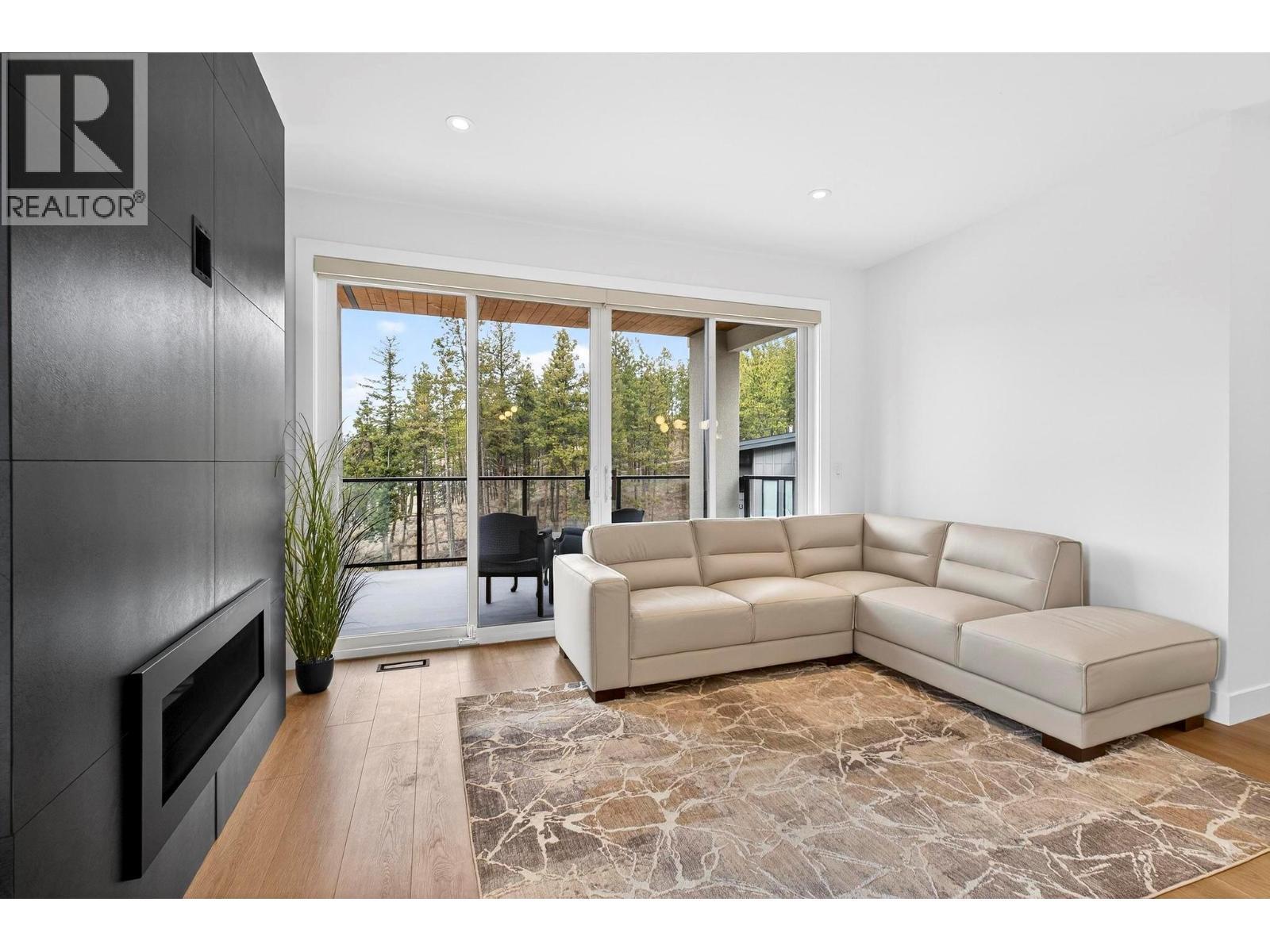 1960 Northern Flicker Court Unit# 10, Kelowna, BC - Indoor Photo Showing Living Room With Fireplace