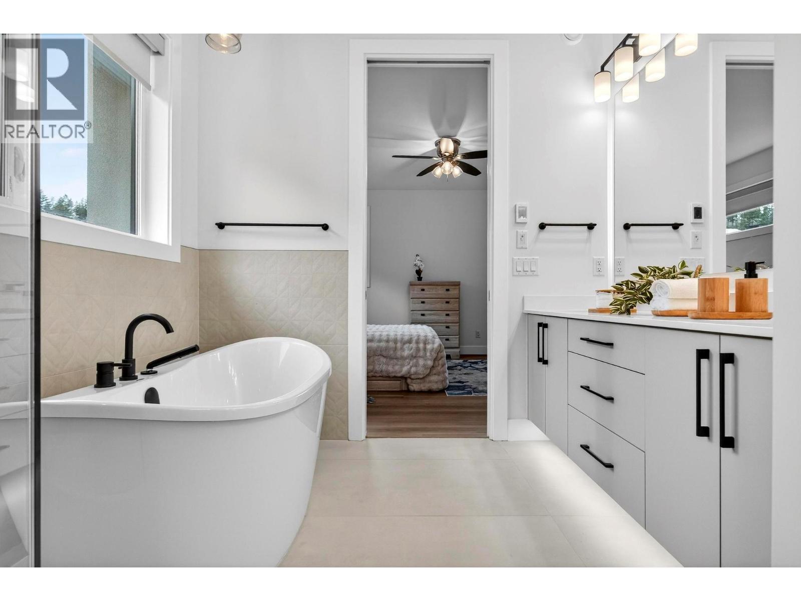 1960 Northern Flicker Court Unit# 10, Kelowna, BC - Indoor Photo Showing Bathroom