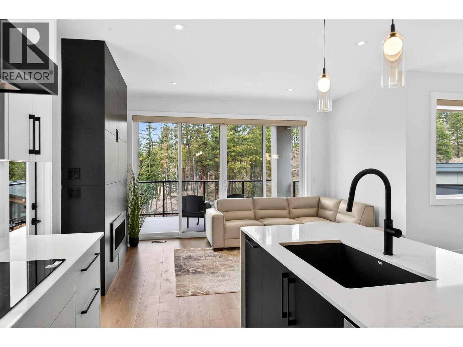 1960 Northern Flicker Court Unit# 10, Kelowna, BC - Indoor Photo Showing Kitchen With Upgraded Kitchen