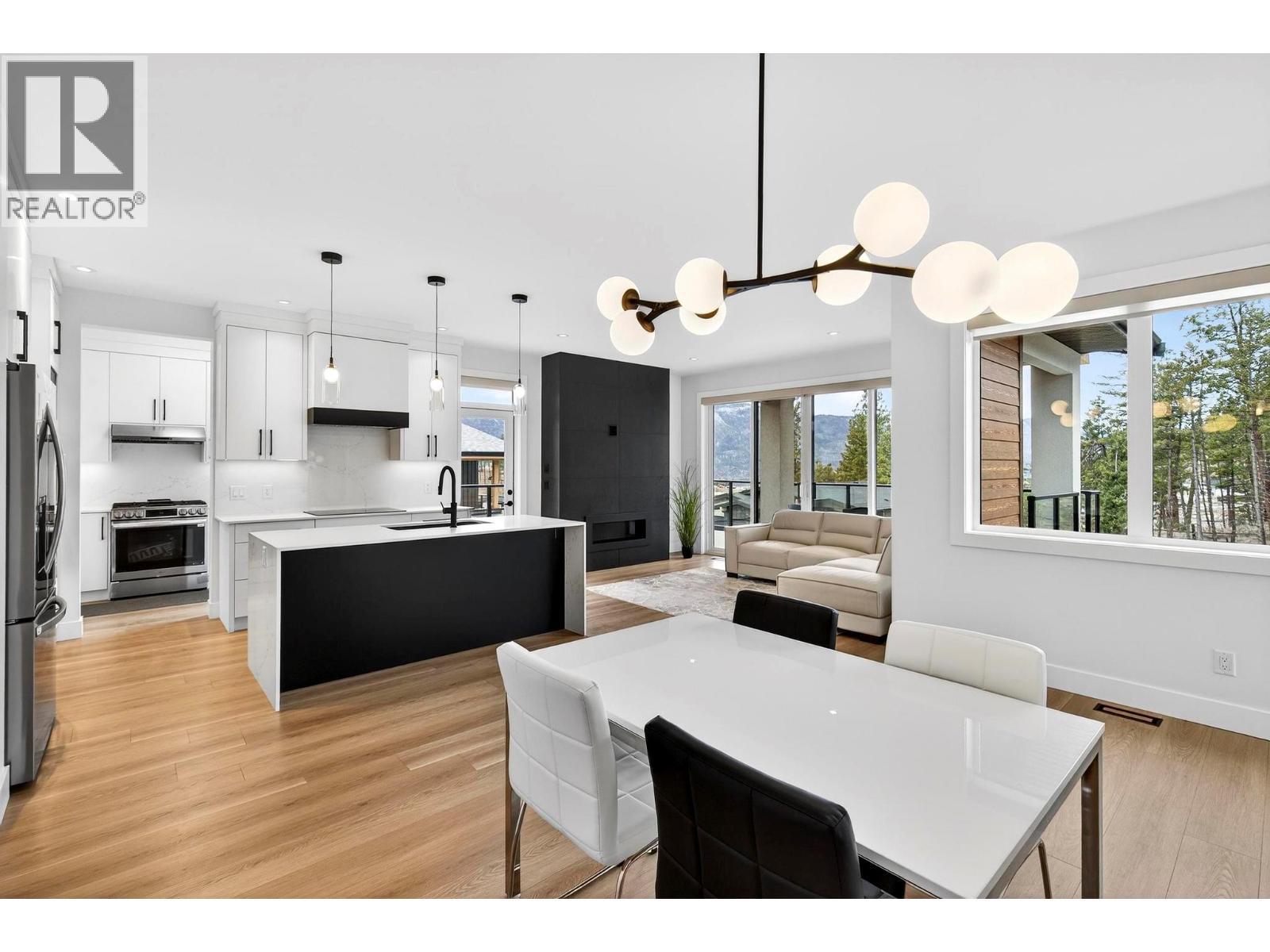 1960 Northern Flicker Court Unit# 10, Kelowna, BC - Indoor Photo Showing Kitchen With Upgraded Kitchen