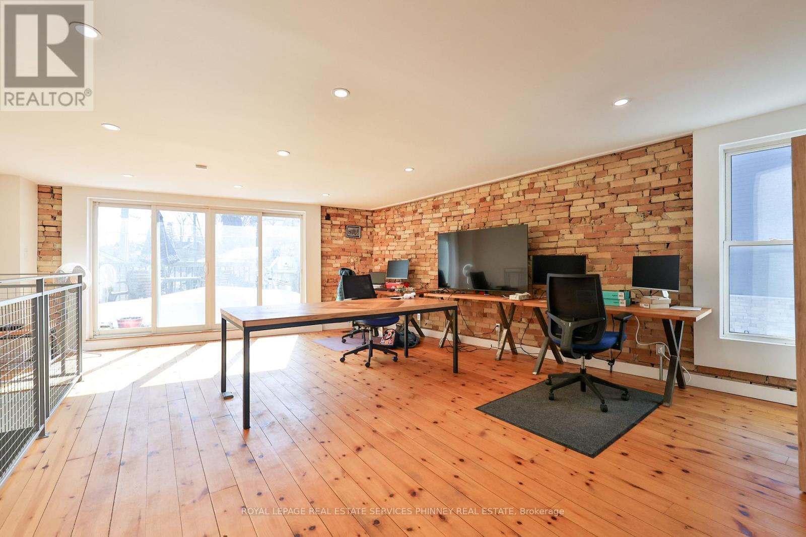 2 Queen Street E, Cambridge, ON