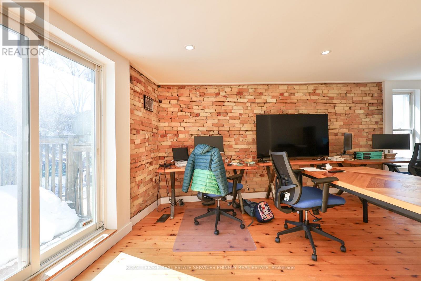 2 Queen Street E, Cambridge, ON