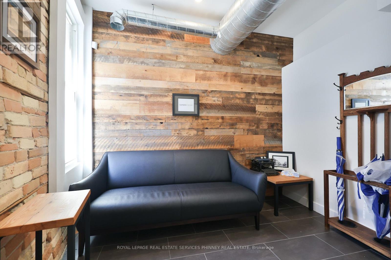 2 Queen Street E, Cambridge, ON