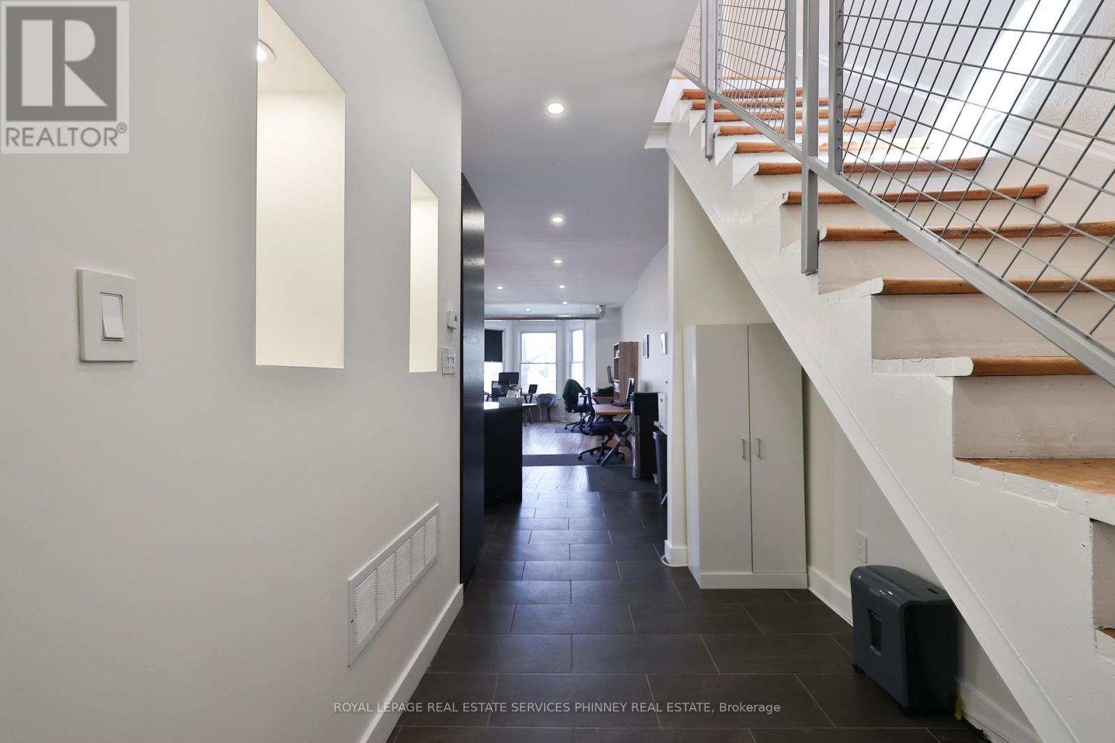 2 Queen Street E, Cambridge, ON