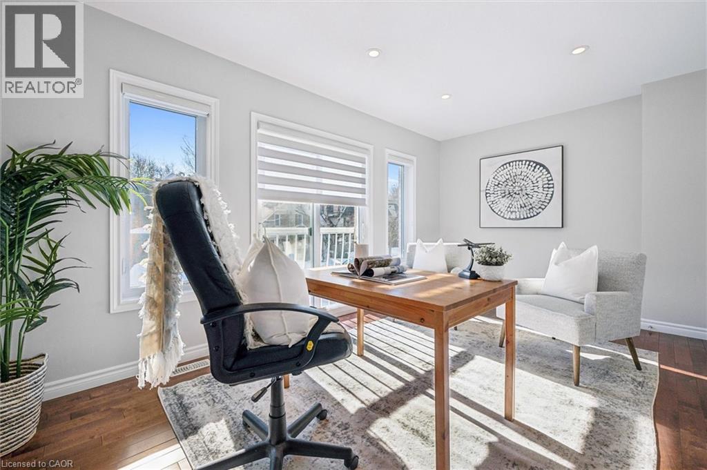 162 Esson Street, Waterloo, ON - Indoor Photo Showing Living Room