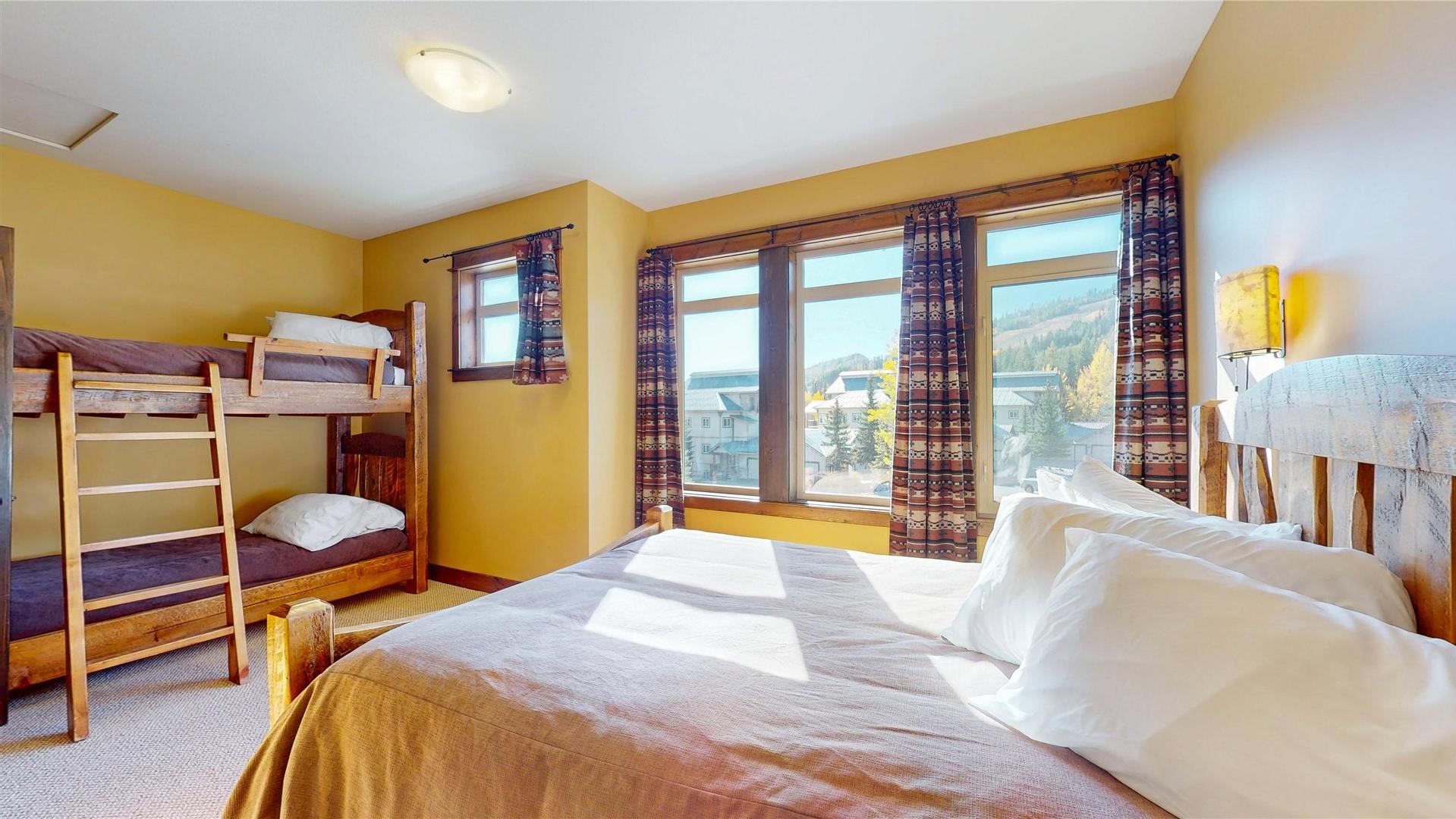 J2-D-1351 Gerry Sorensen Way, Kimberley, BC - Indoor Photo Showing Bedroom