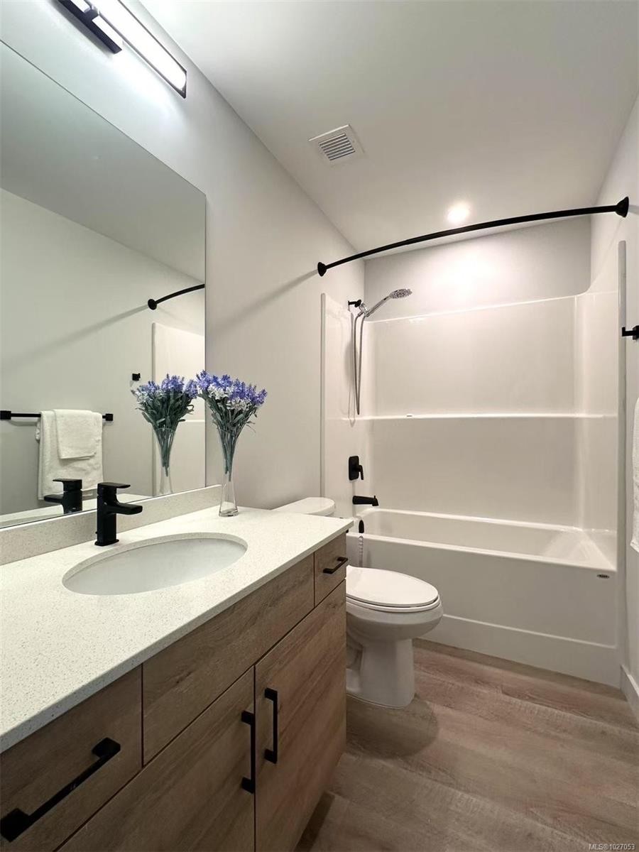 210-2465 Gateway Rd, Langford, BC - Indoor Photo Showing Bathroom