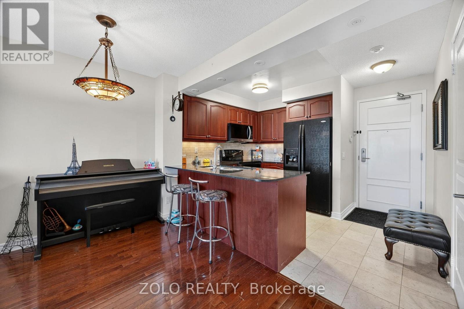 1212 - 350 Red Maple Road, Richmond Hill, ON - Indoor Photo Showing Kitchen
