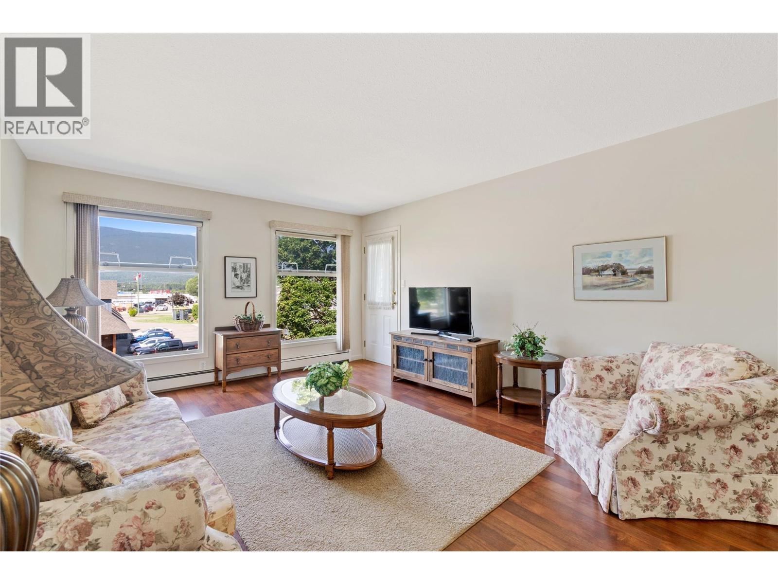 851 5 Avenue Sw Unit# 303, Salmon Arm, BC - Indoor Photo Showing Living Room