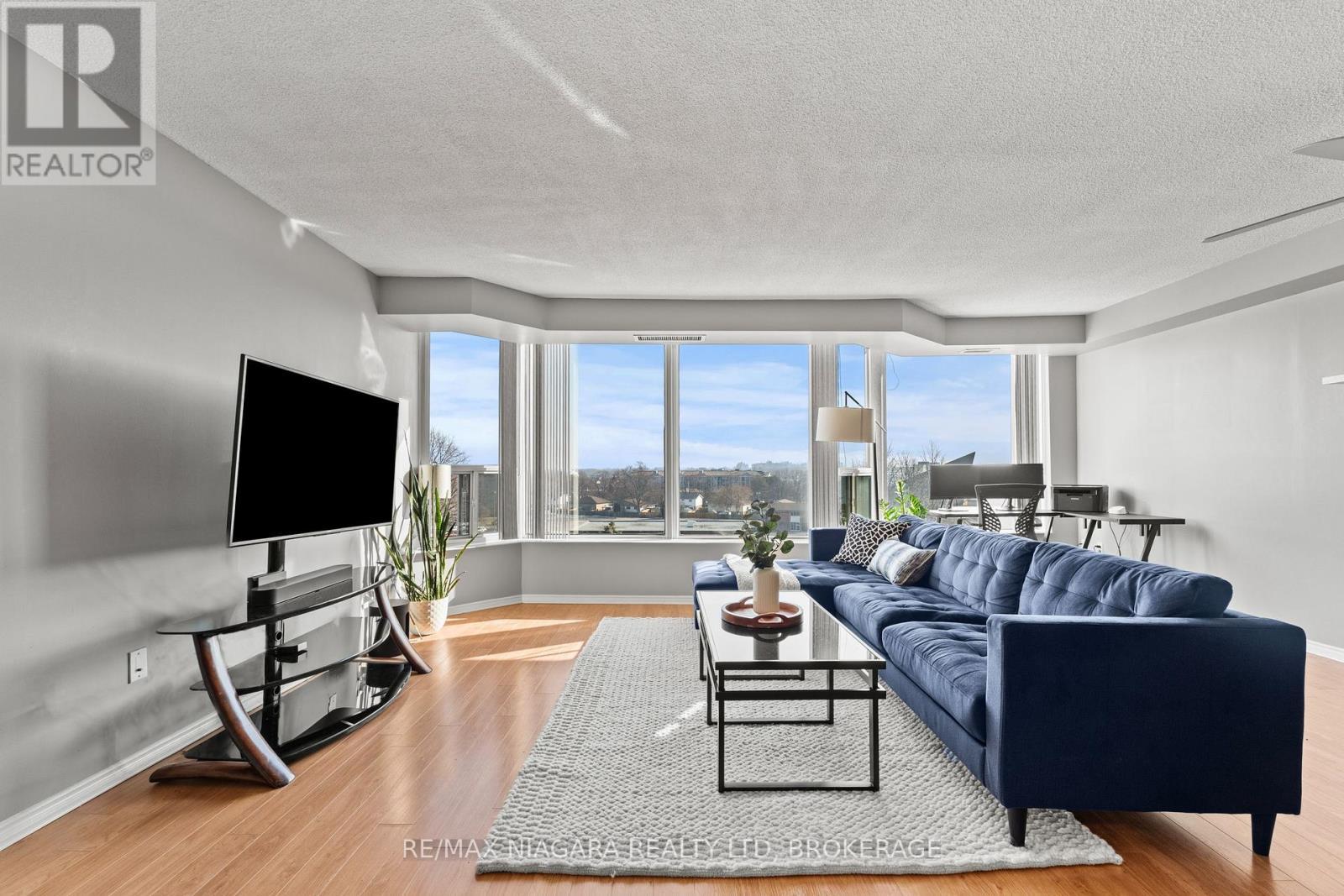 601 - 81 Scott Street, St. Catharines (Lakeport), ON - Indoor Photo Showing Living Room