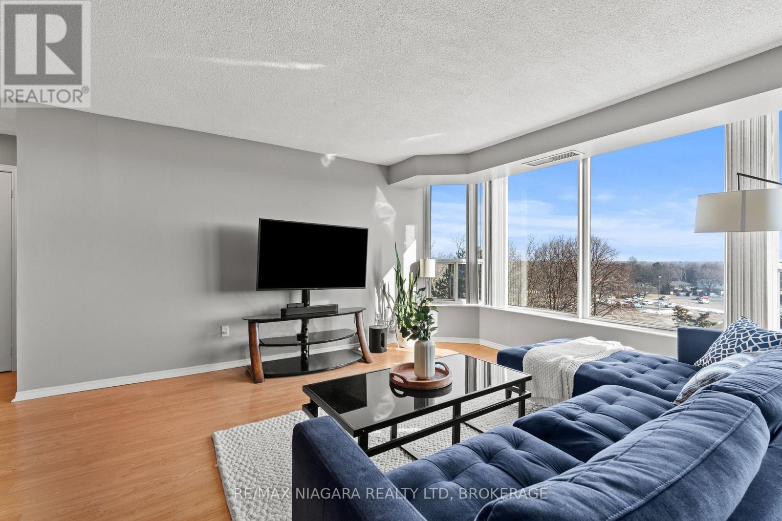 601 - 81 Scott Street, St. Catharines (Lakeport), ON - Indoor Photo Showing Living Room