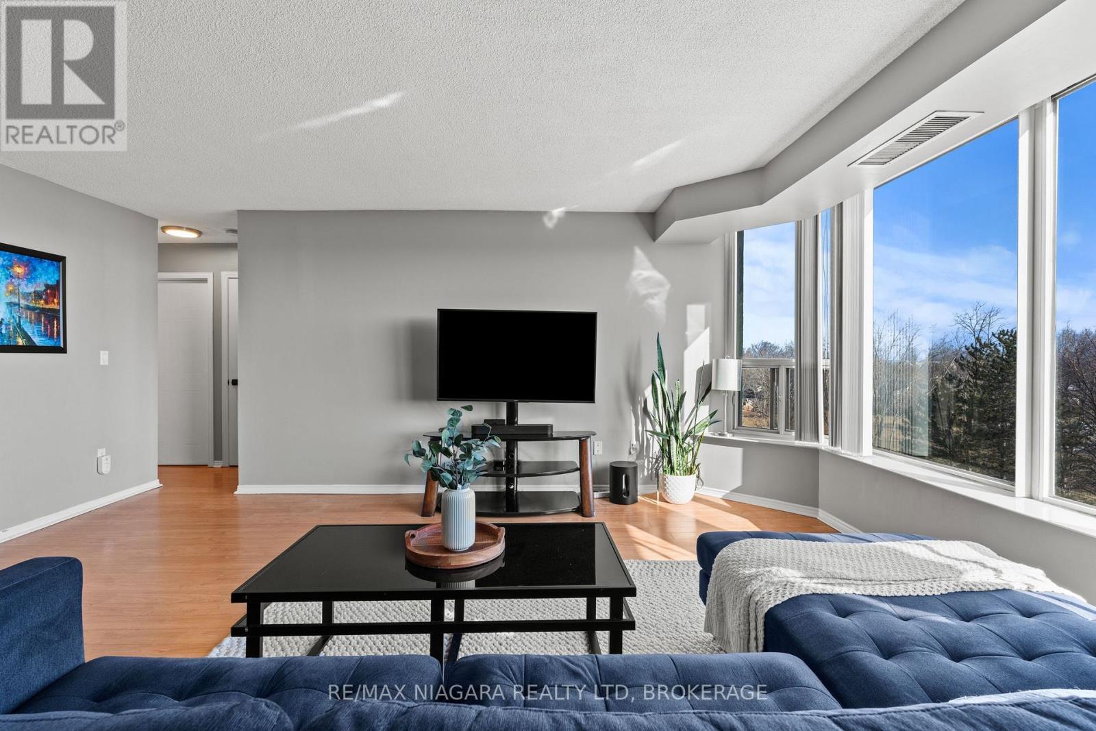 601 - 81 Scott Street, St. Catharines (Lakeport), ON - Indoor Photo Showing Living Room