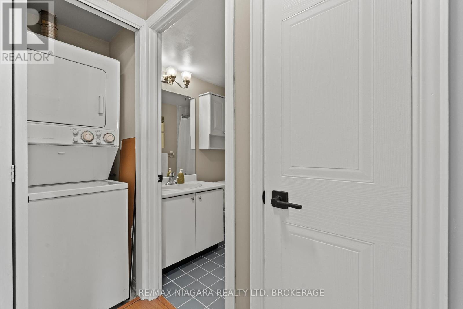 601 - 81 Scott Street, St. Catharines (Lakeport), ON - Indoor Photo Showing Laundry Room
