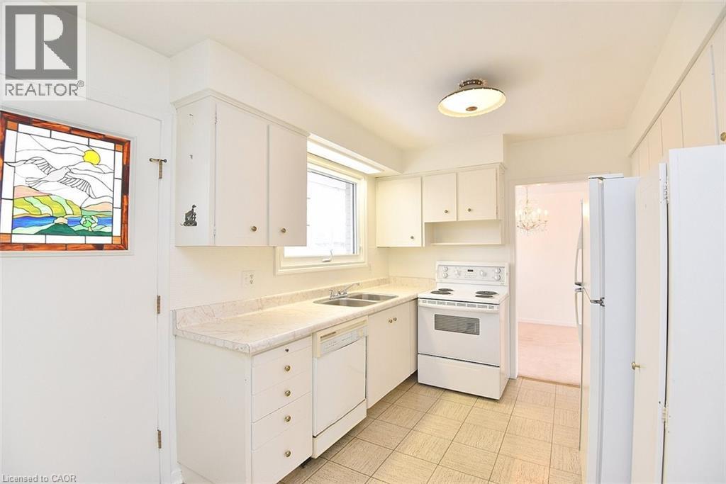 4 Bermuda Court, Hamilton, ON - Indoor Photo Showing Kitchen With Double Sink