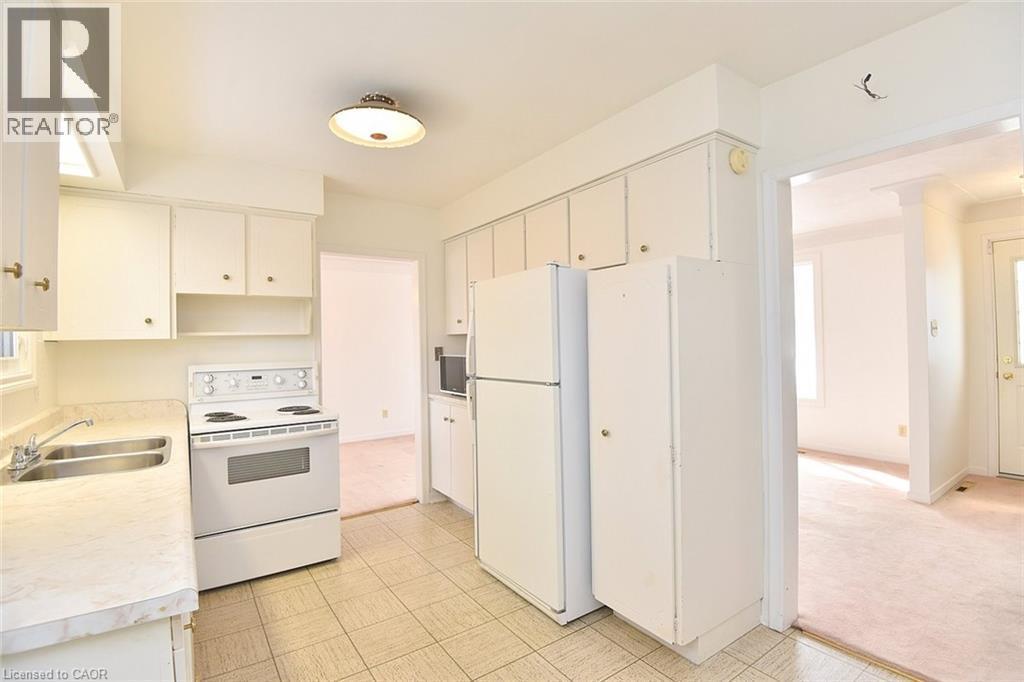 4 Bermuda Court, Hamilton, ON - Indoor Photo Showing Kitchen With Double Sink