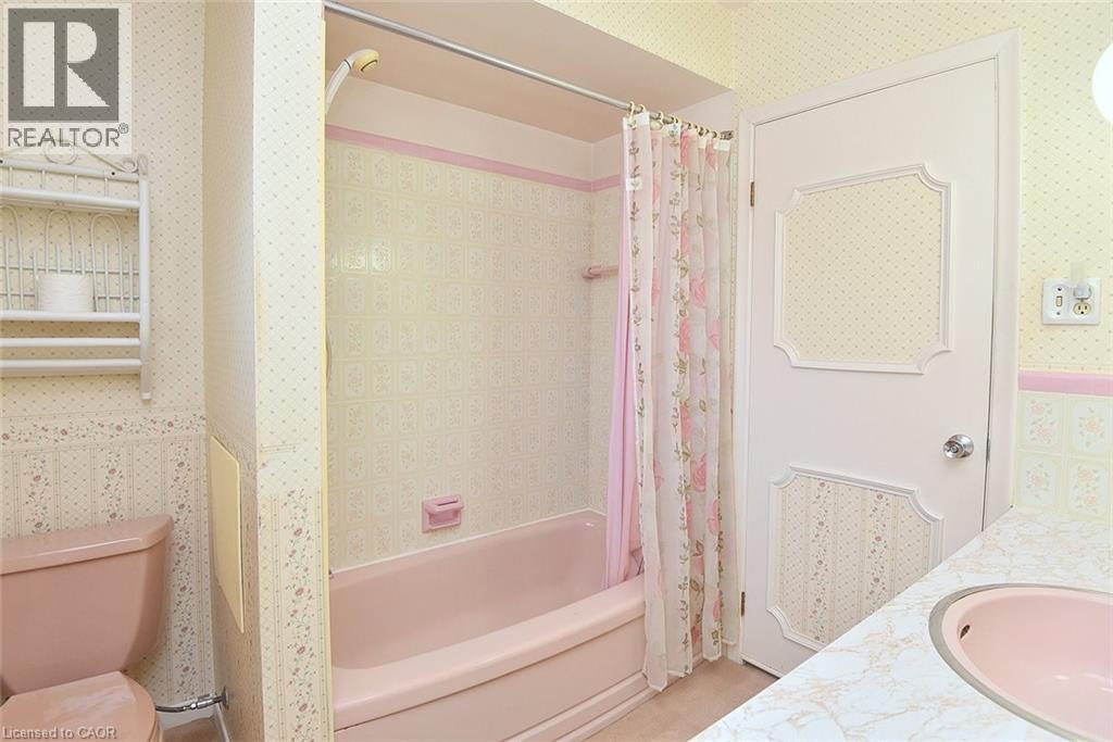 4 Bermuda Court, Hamilton, ON - Indoor Photo Showing Bathroom