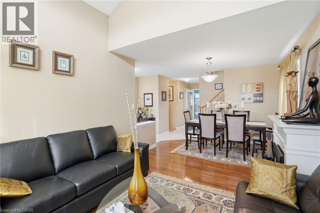 2505 Valleyridge Drive, Oakville, ON - Indoor Photo Showing Living Room