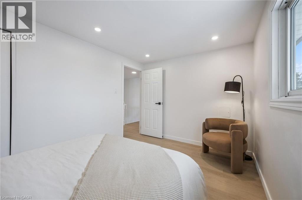 21 Forest Glen Court, Kitchener, ON - Indoor Photo Showing Bedroom