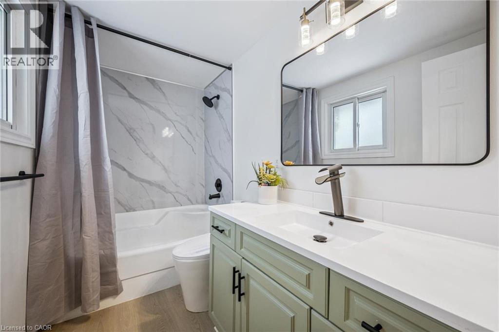 21 Forest Glen Court, Kitchener, ON - Indoor Photo Showing Bedroom