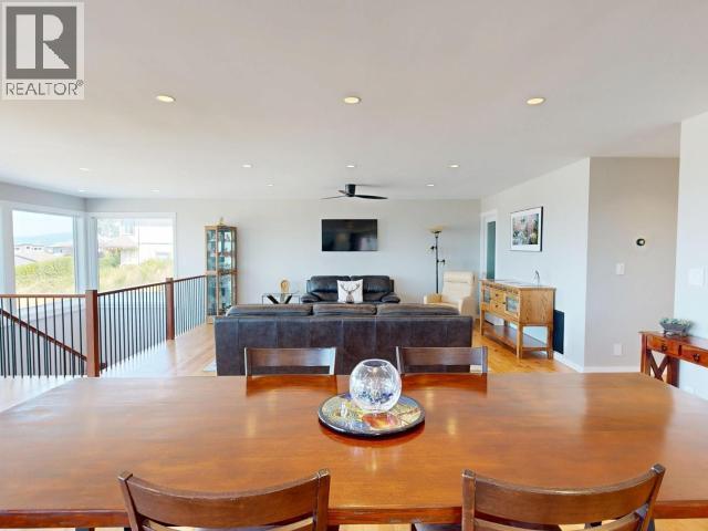 3784 Trail Place, Powell River, BC - Indoor Photo Showing Dining Room