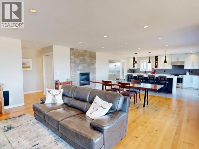 3784 Trail Place, Powell River, BC - Indoor Photo Showing Living Room With Fireplace