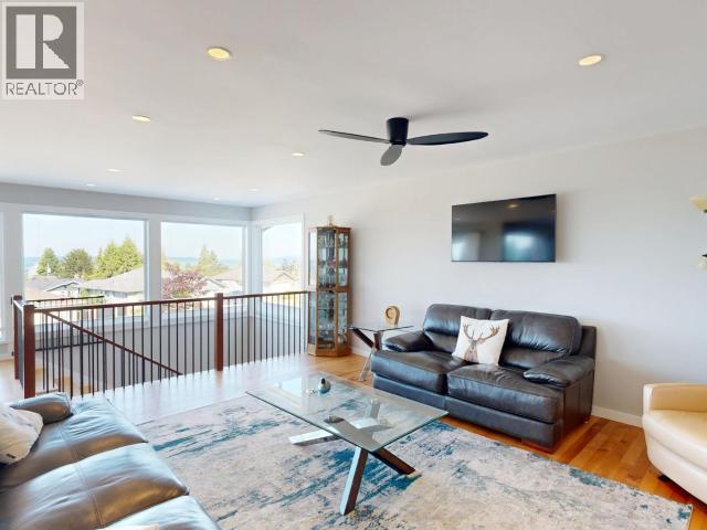 3784 Trail Place, Powell River, BC - Indoor Photo Showing Living Room