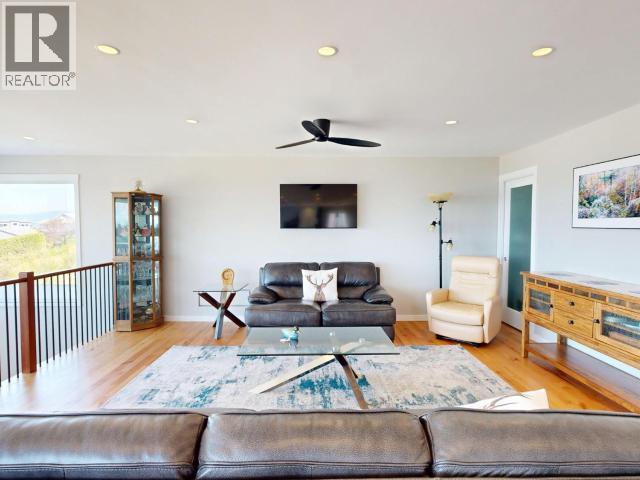 3784 Trail Place, Powell River, BC - Indoor Photo Showing Living Room