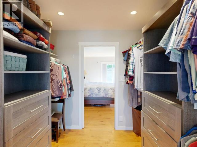 3784 Trail Place, Powell River, BC - Indoor With Storage