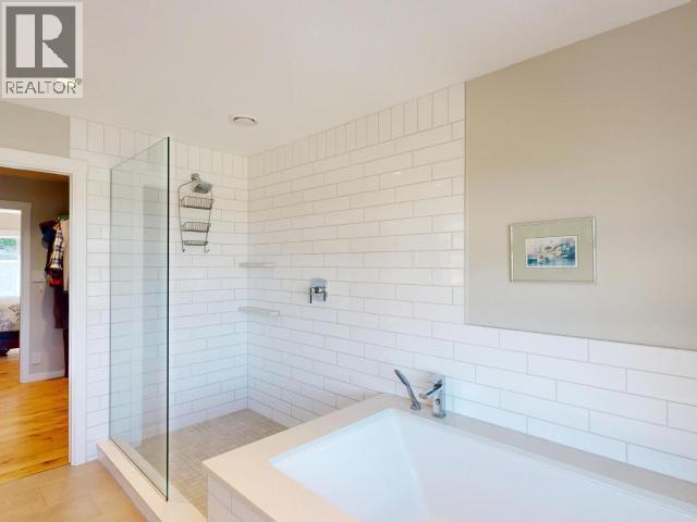 3784 Trail Place, Powell River, BC - Indoor Photo Showing Bathroom