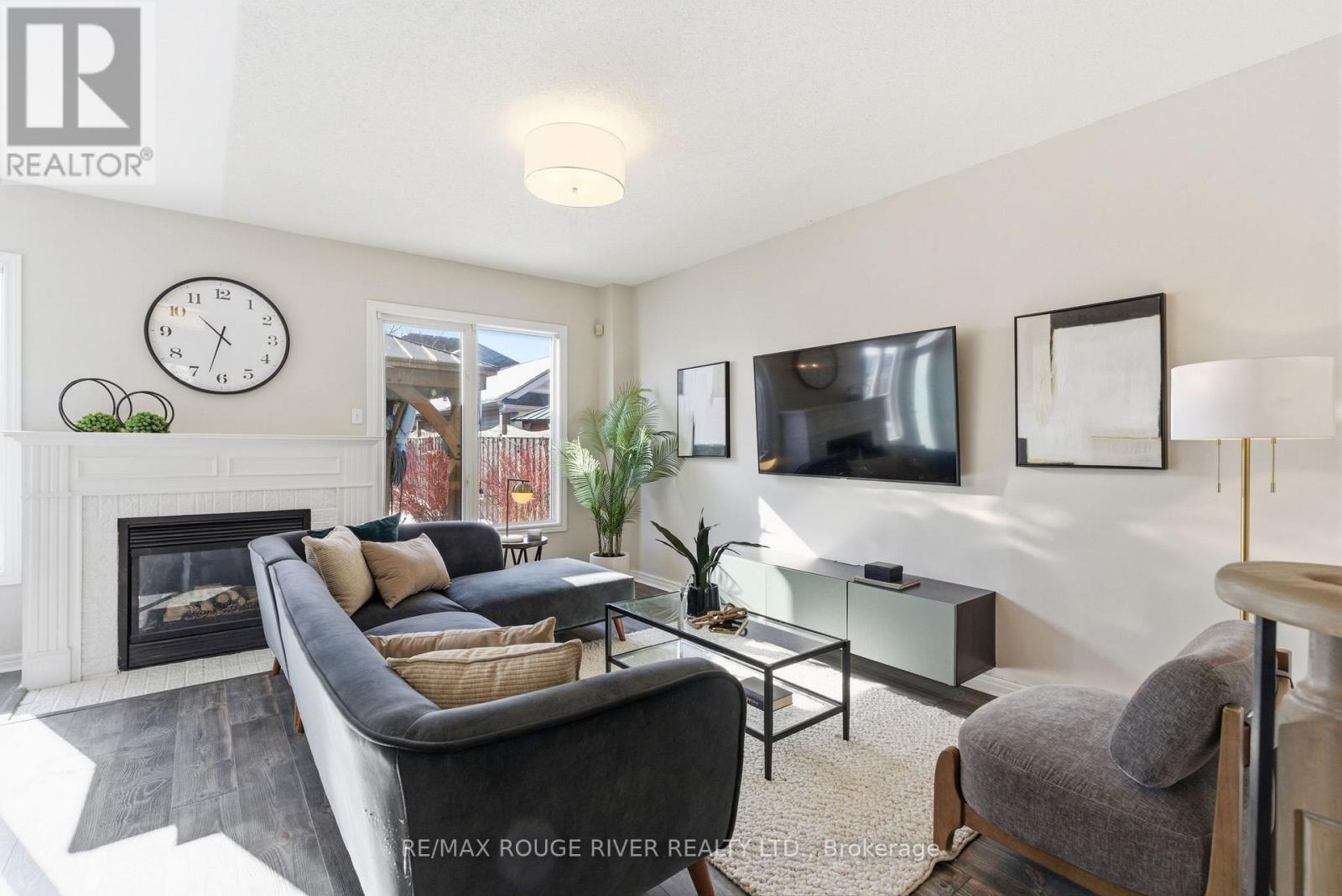 46 Sandford Crescent, Whitby (Rolling Acres), ON - Indoor Photo Showing Living Room With Fireplace