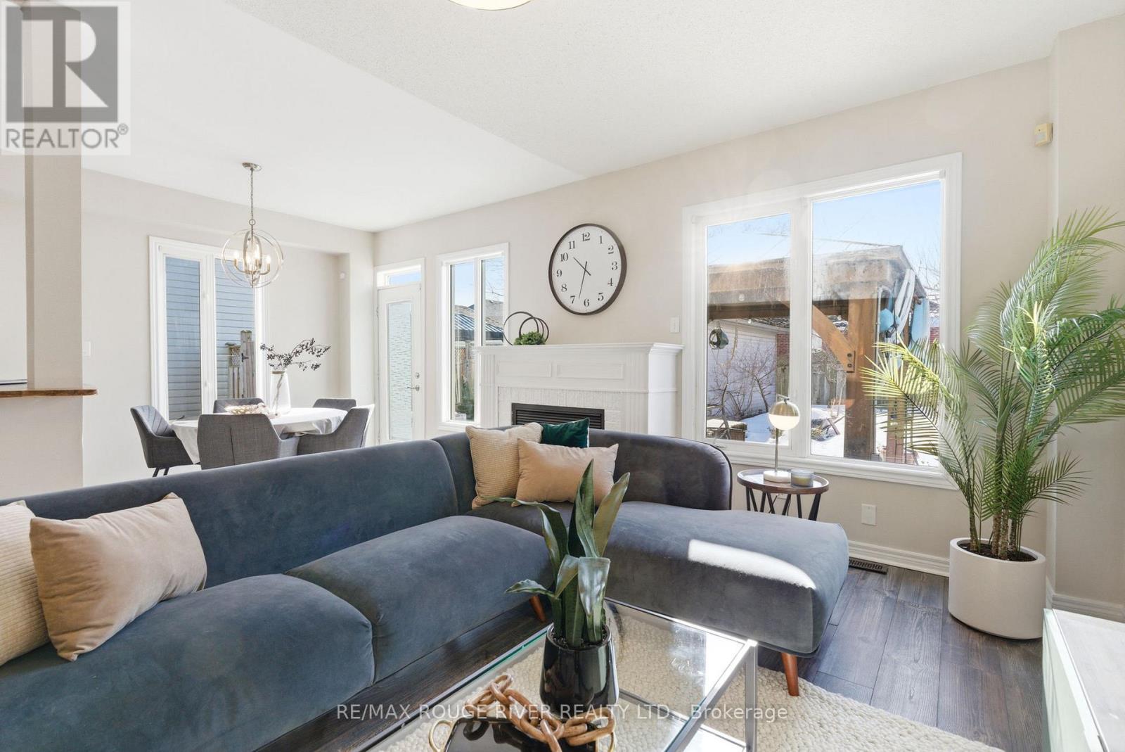 46 Sandford Crescent, Whitby (Rolling Acres), ON - Indoor Photo Showing Living Room With Fireplace