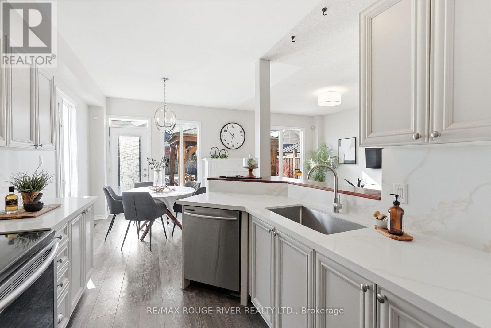 46 Sandford Crescent, Whitby (Rolling Acres), ON - Indoor Photo Showing Kitchen With Upgraded Kitchen