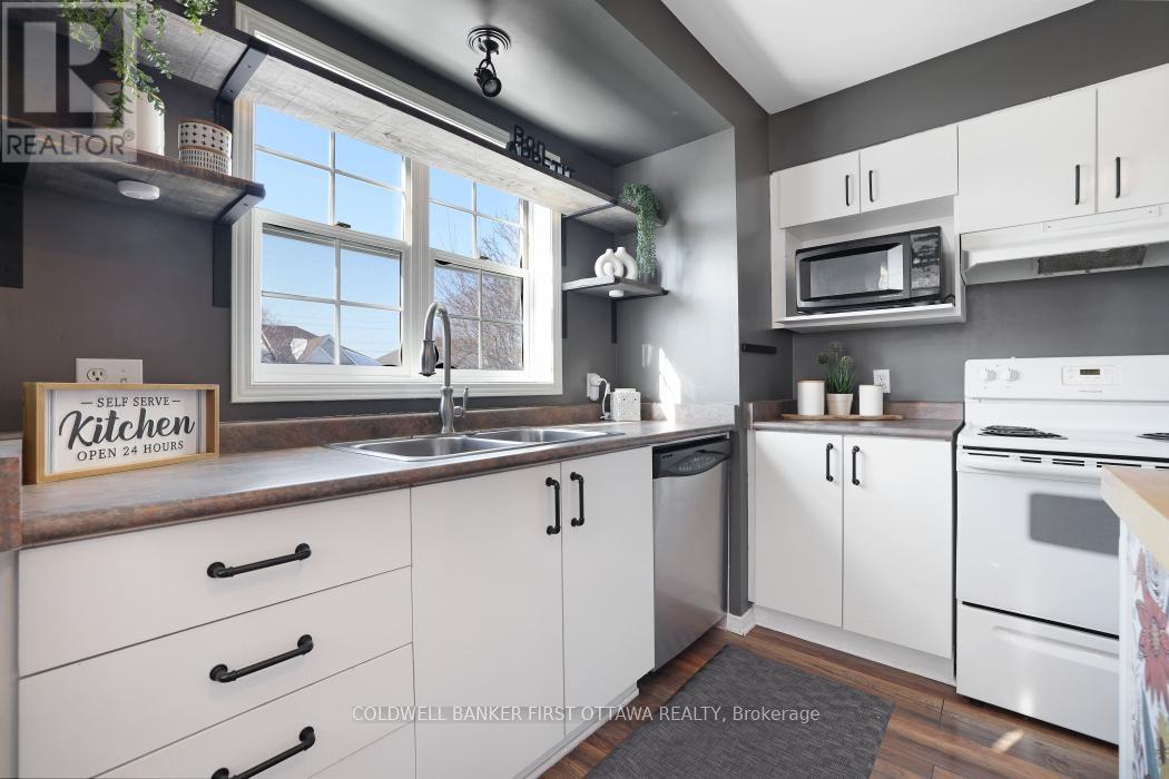 37 Boulder Way, Ottawa, ON - Indoor Photo Showing Kitchen With Double Sink