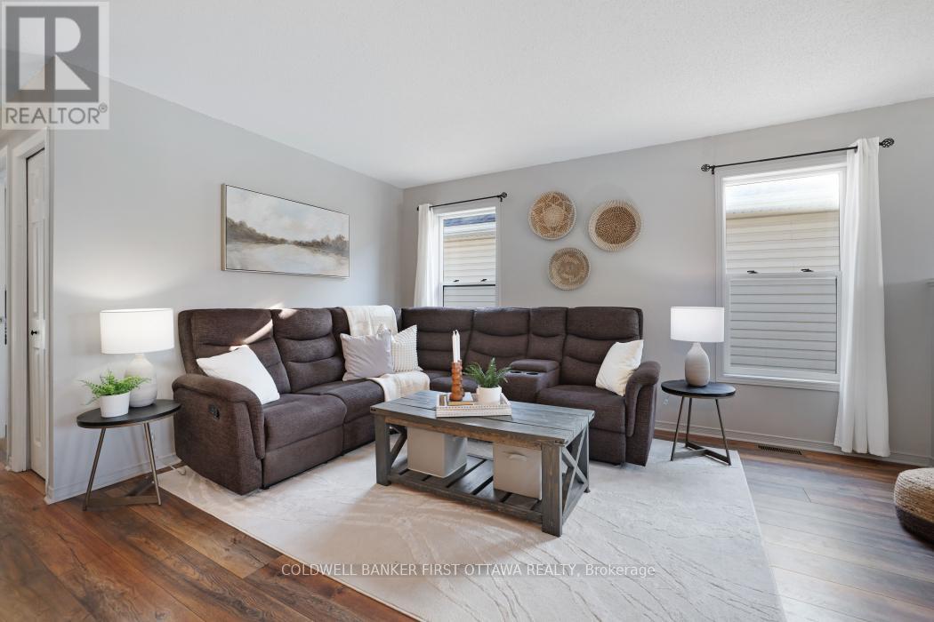 37 Boulder Way, Ottawa, ON - Indoor Photo Showing Living Room