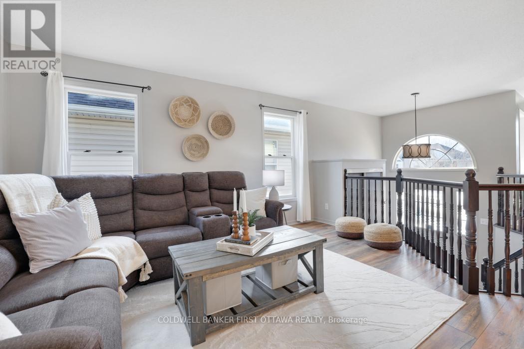 37 Boulder Way, Ottawa, ON - Indoor Photo Showing Living Room