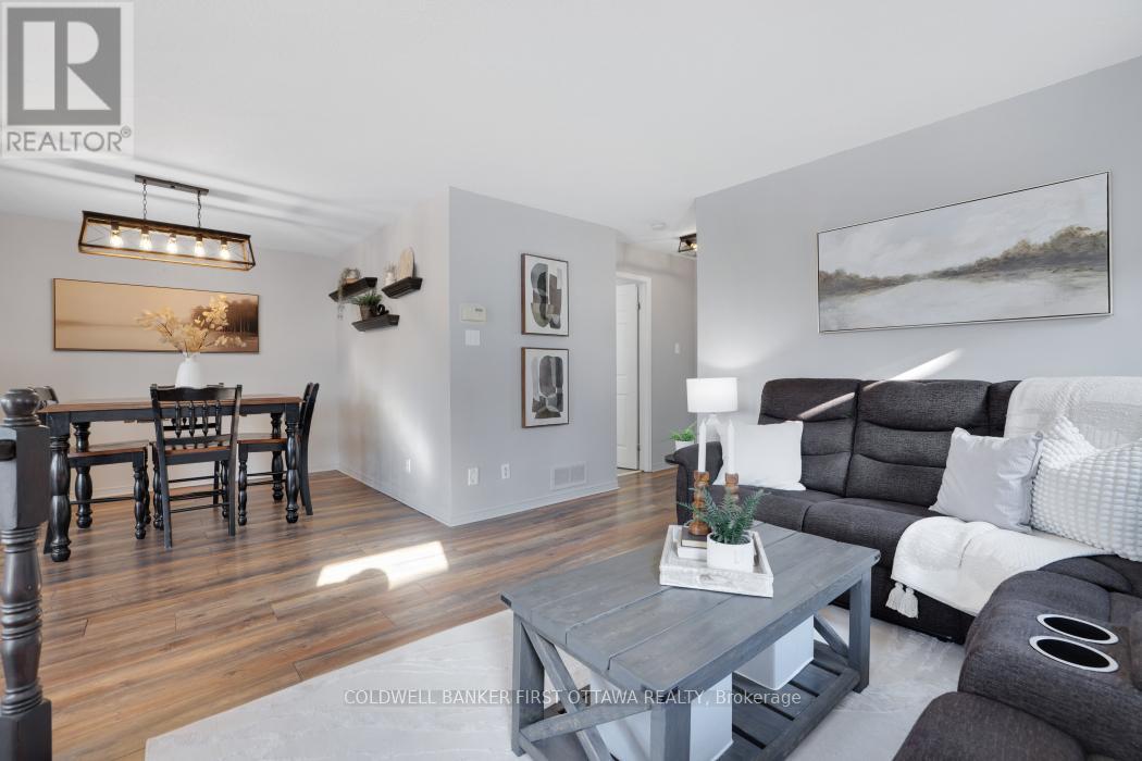 37 Boulder Way, Ottawa, ON - Indoor Photo Showing Living Room