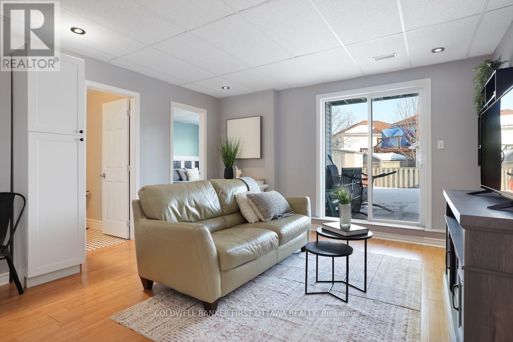 37 Boulder Way, Ottawa, ON - Indoor Photo Showing Living Room
