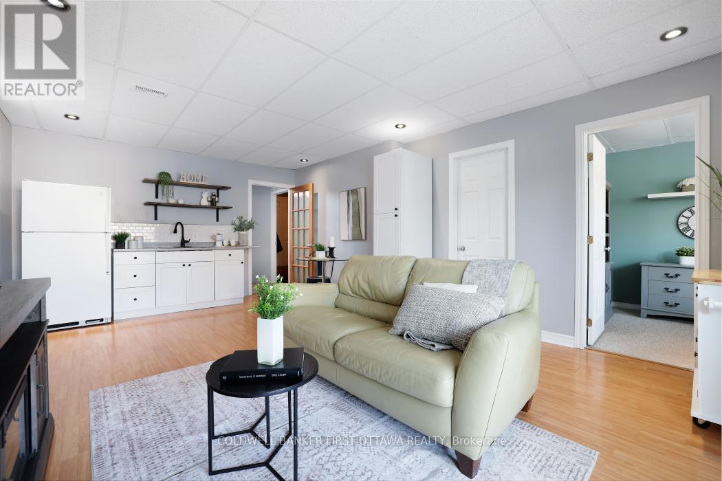 37 Boulder Way, Ottawa, ON - Indoor Photo Showing Living Room