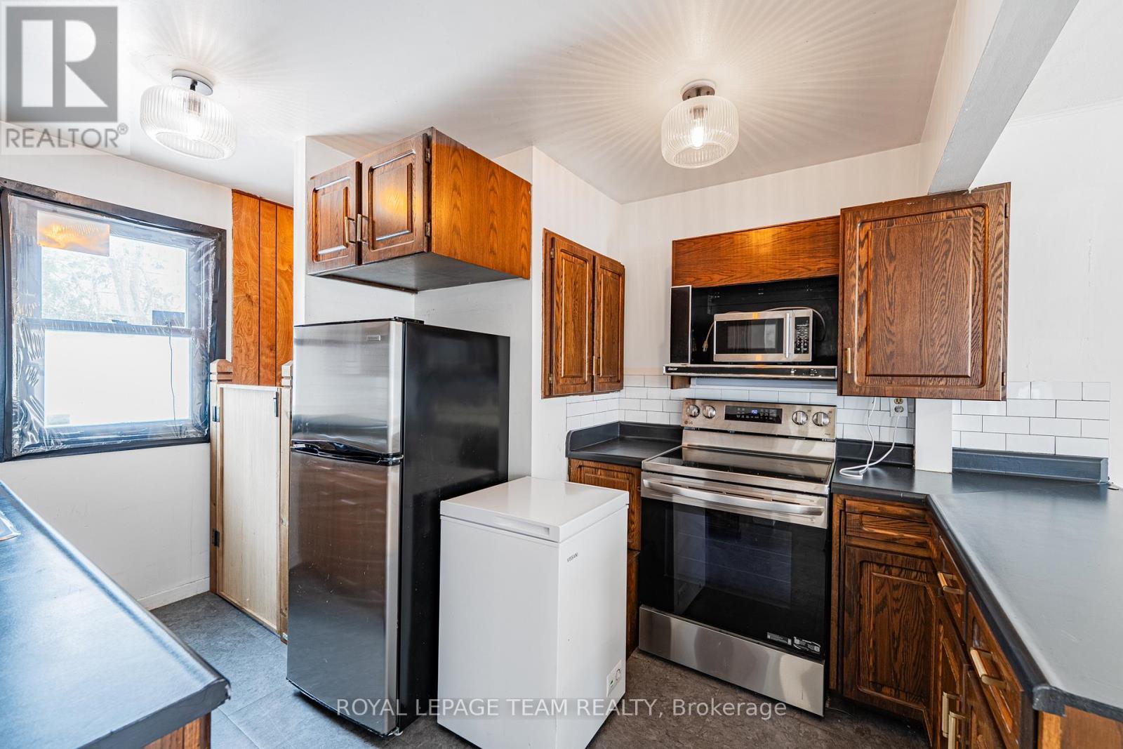 951 Merivale Road, Ottawa, ON - Indoor Photo Showing Kitchen