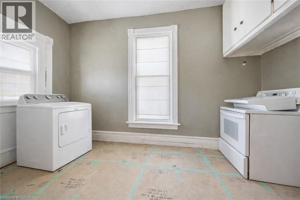 98 William Street W, Waterloo, ON - Indoor Photo Showing Laundry Room