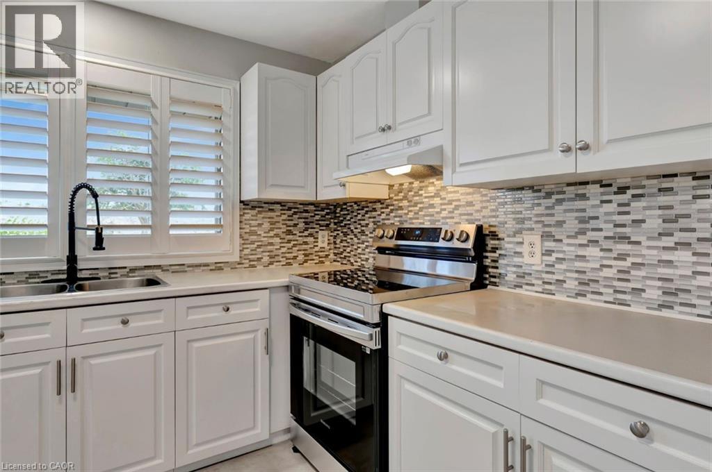 6 Ruskview Road Unit# 1, Kitchener, ON - Indoor Photo Showing Kitchen With Double Sink With Upgraded Kitchen